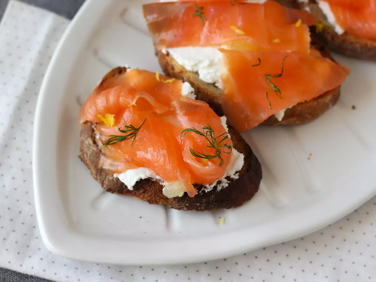 Belegte Brote mit frischem Ziegenkäse und Räucherlachs - foto 3