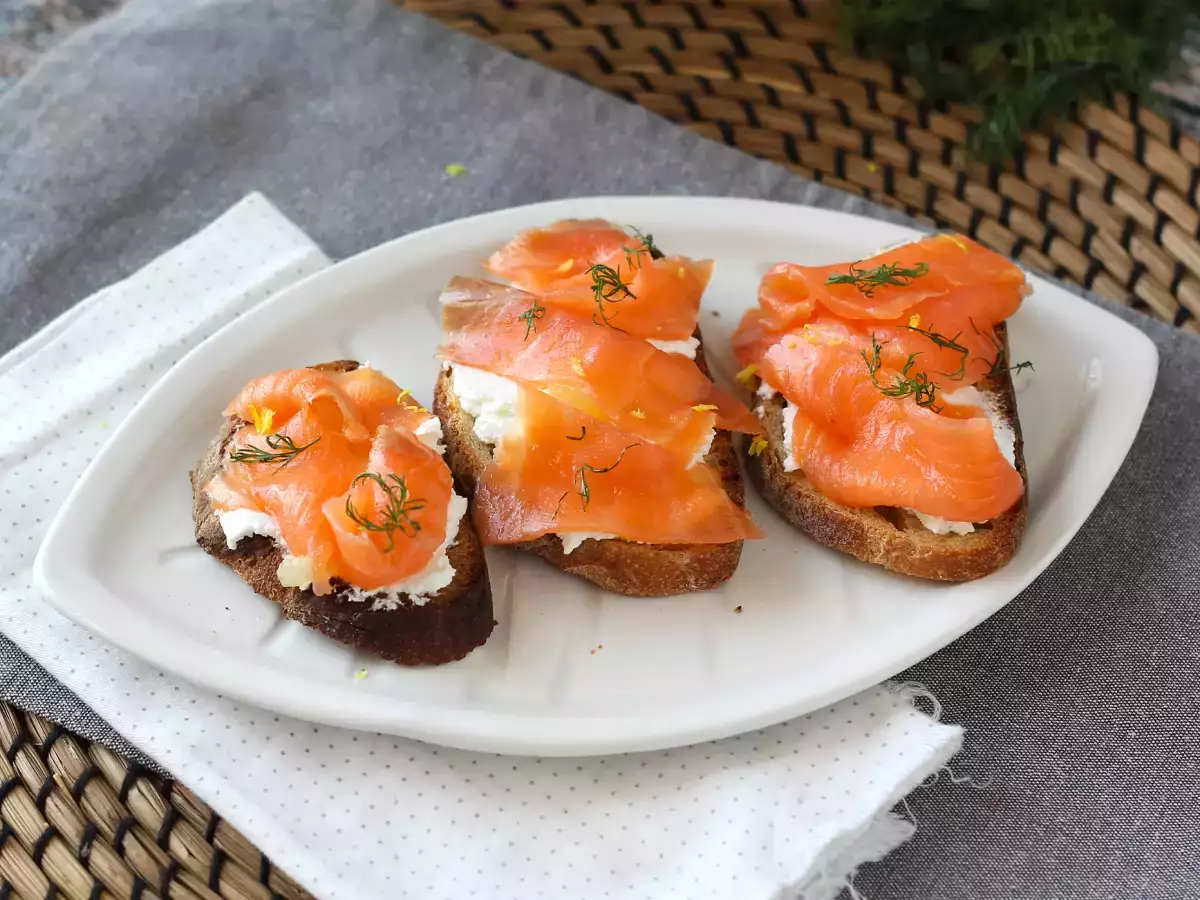 Belegte Brote mit frischem Ziegenkäse und Räucherlachs - foto 4