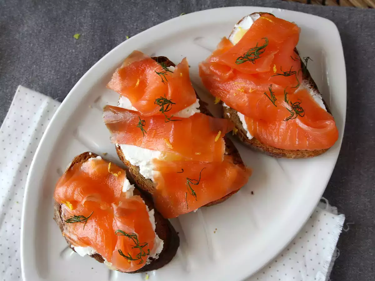 Belegte Brote mit frischem Ziegenkäse und Räucherlachs - foto 5