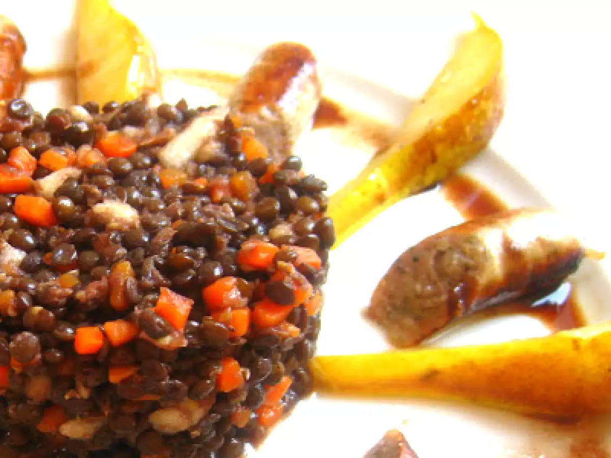 Belugalinsen mit karamellisierten Birnen und Nürnberger Rostbratwürstchen