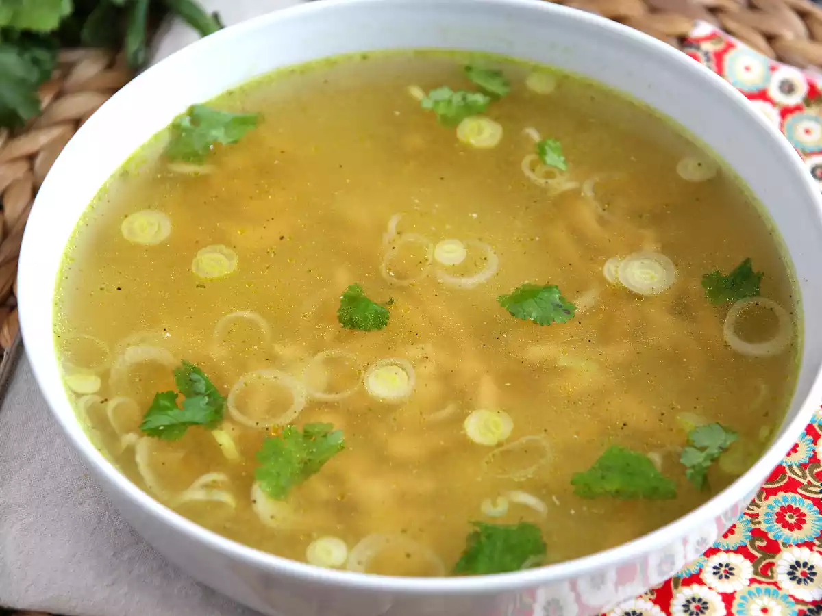 Besonders duftende und wohltuende asiatische Hühnersuppe - foto 2