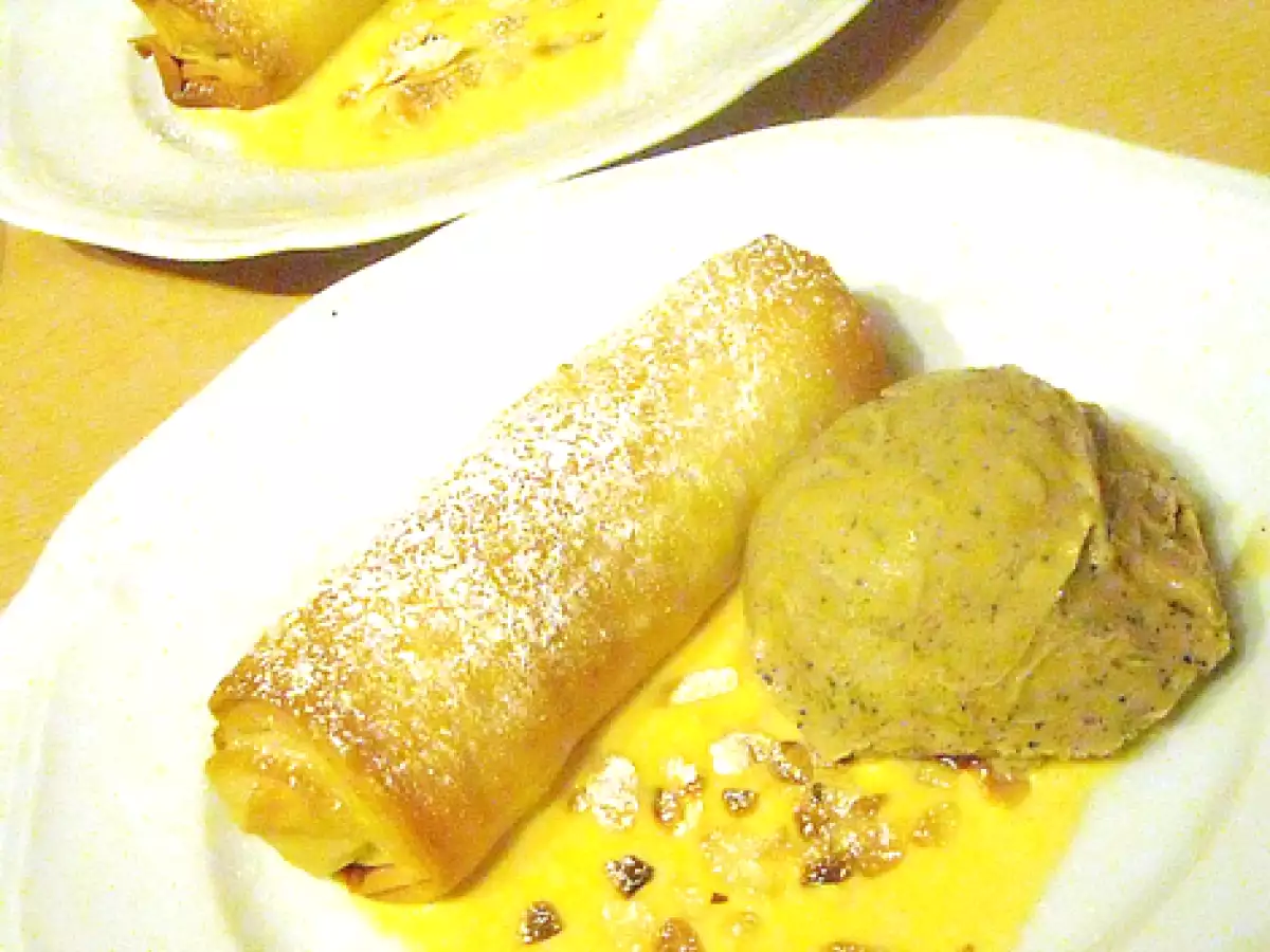 Birnenstrudel, Mandelsauce, Wattleseedeis