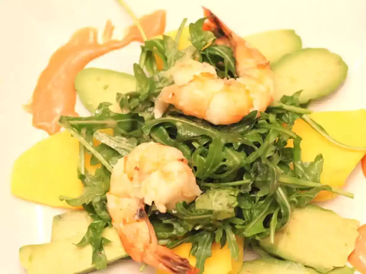 Black Tiger Garnelen mit Avocado-Mango-Carpaccio und Rucola