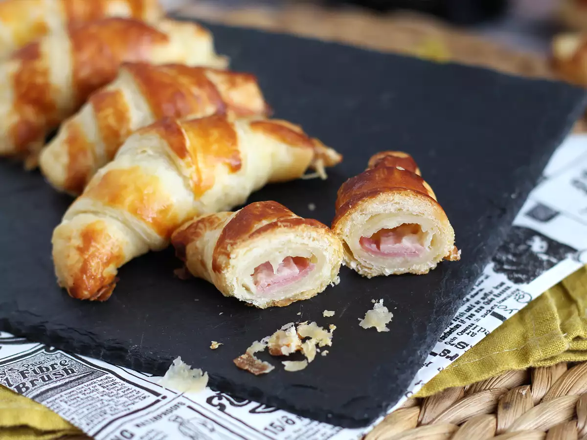 Blätterteig-Croissants mit Béchamelsauce, Schinken und Käse