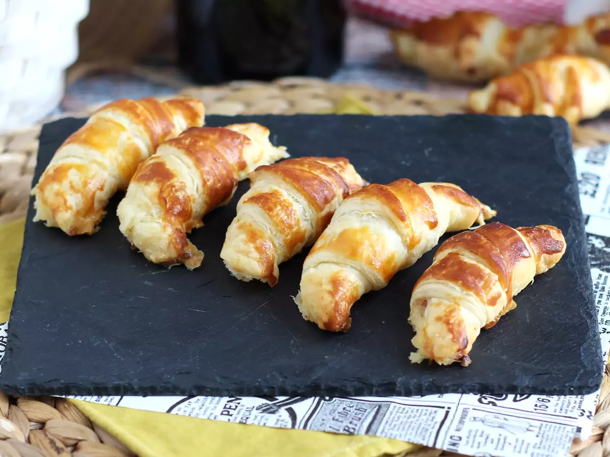 Blätterteig-Croissants mit Béchamelsauce, Schinken und Käse - foto 2