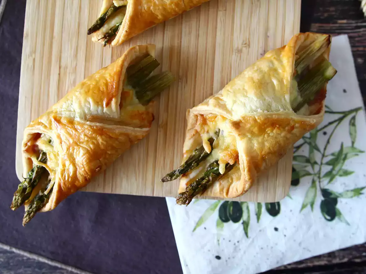 Blätterteig-Häppchen mit Spargel, Rohschinken und Mozzarella