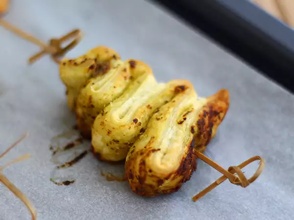 Rezept Blätterteig-tannenbäume mit pesto für den weihnachtsaperitif