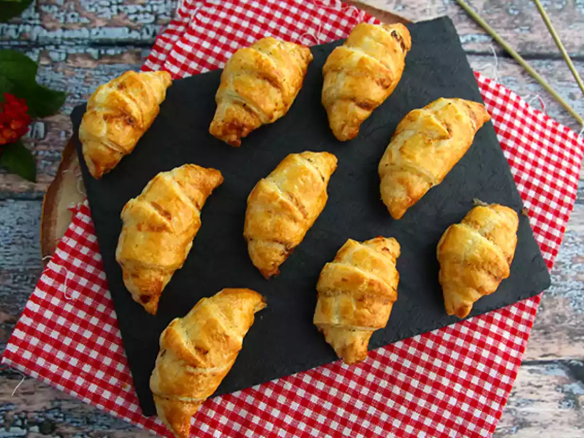 Blätterteigcroissants mit Schinken und Frischkäse