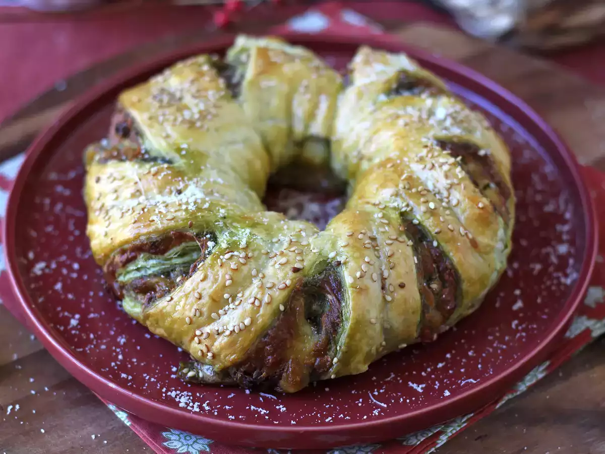Blätterteigkranz mit Pesto, Mozzarella und getrockneten Tomaten