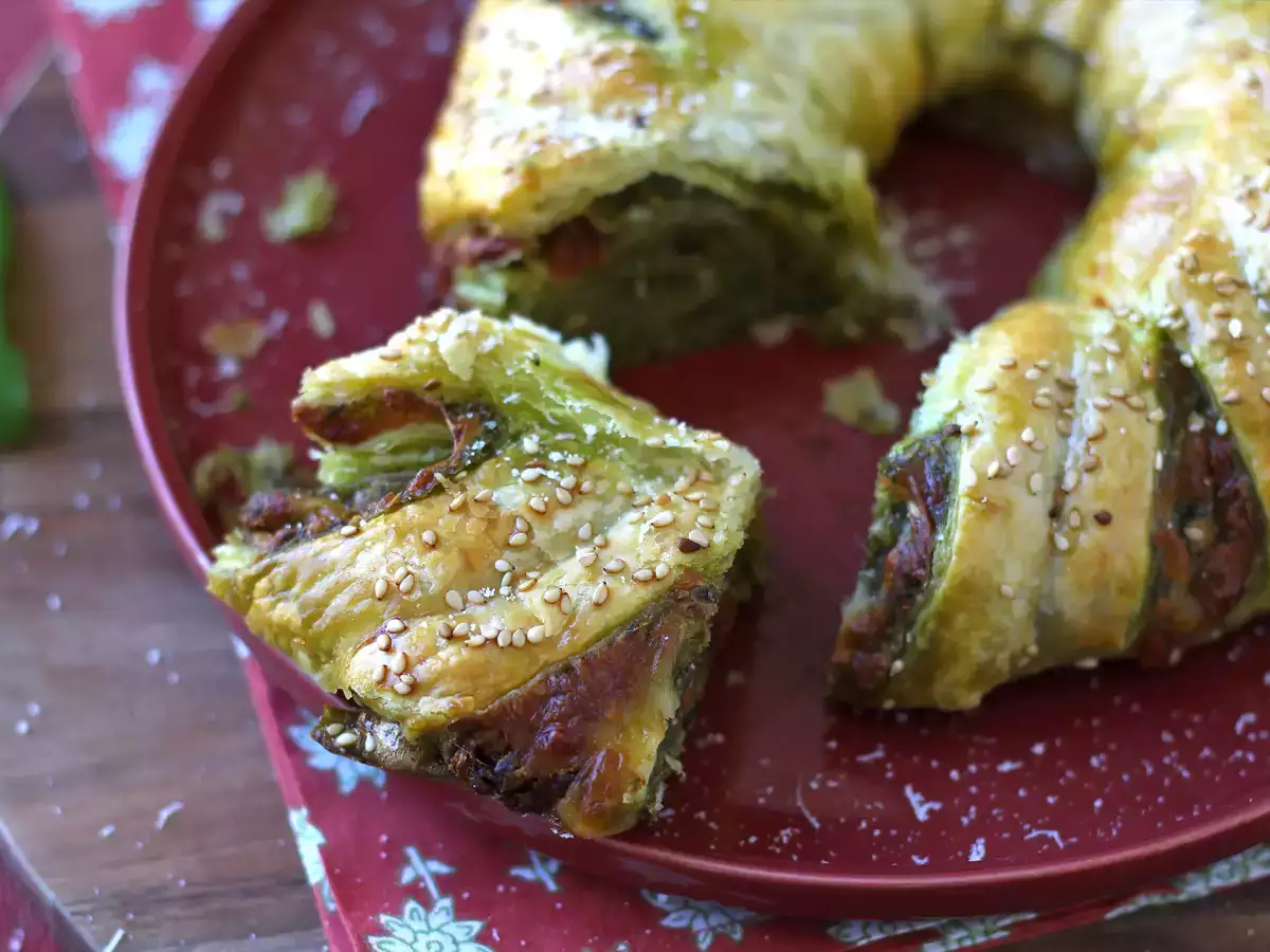 Blätterteigkranz mit Pesto, Mozzarella und getrockneten Tomaten - foto 2