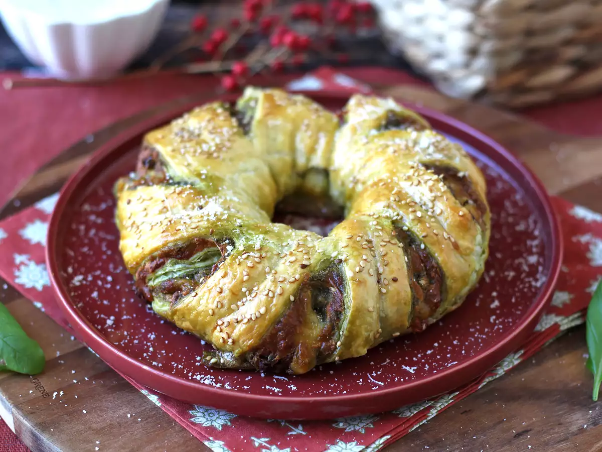 Blätterteigkranz mit Pesto, Mozzarella und getrockneten Tomaten - foto 3