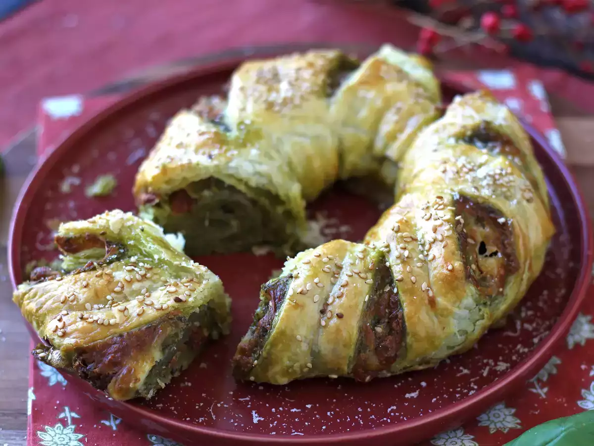 Blätterteigkranz mit Pesto, Mozzarella und getrockneten Tomaten - foto 4