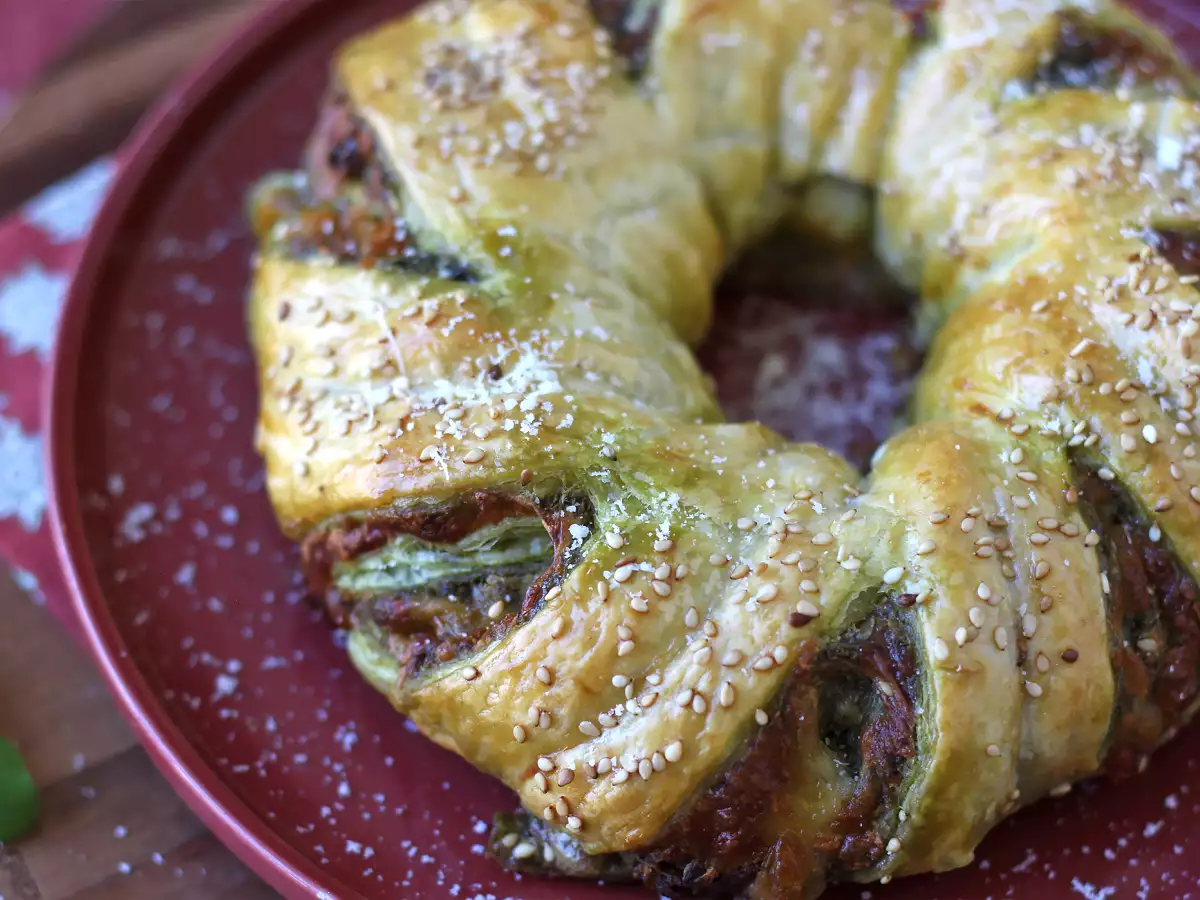 Blätterteigkranz mit Pesto, Mozzarella und getrockneten Tomaten - foto 5