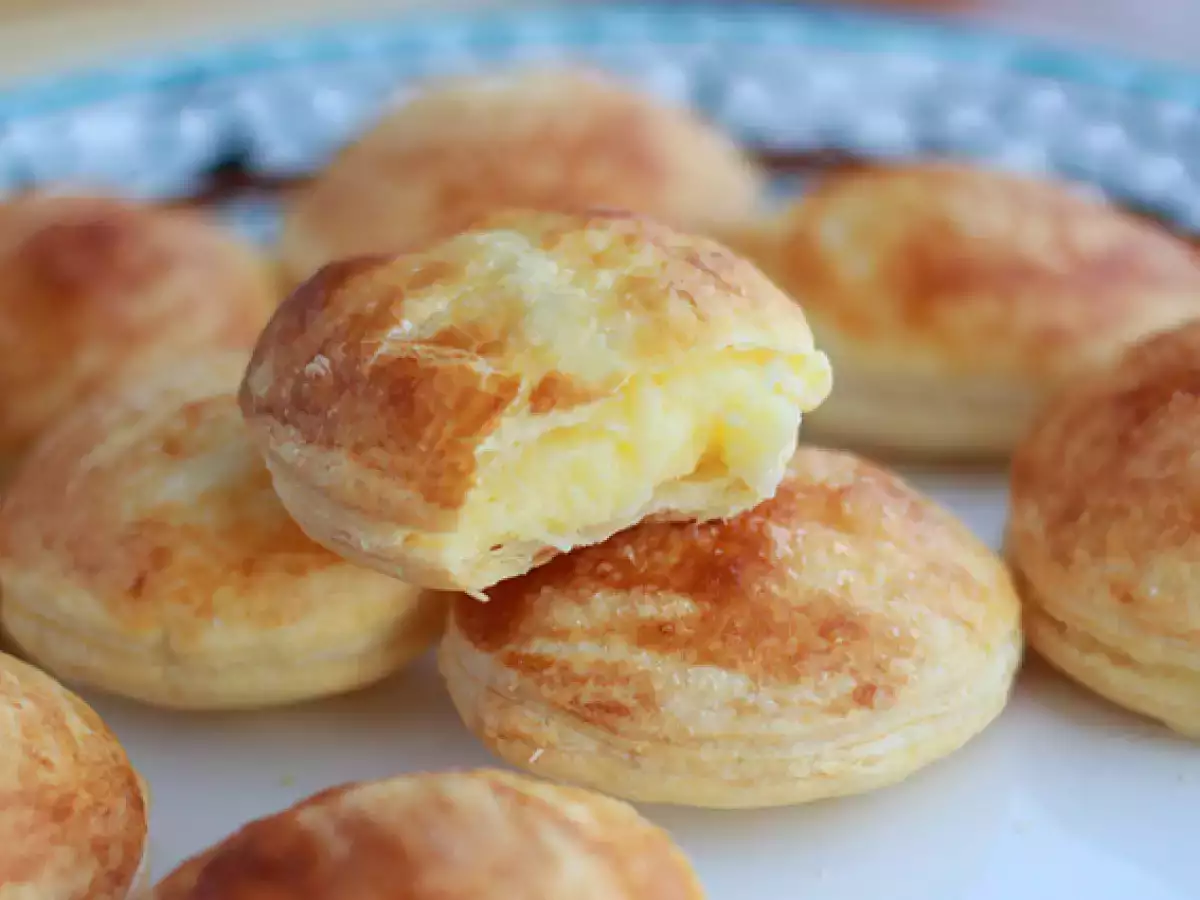 Blätterteigkrapfen mit Vanillecreme