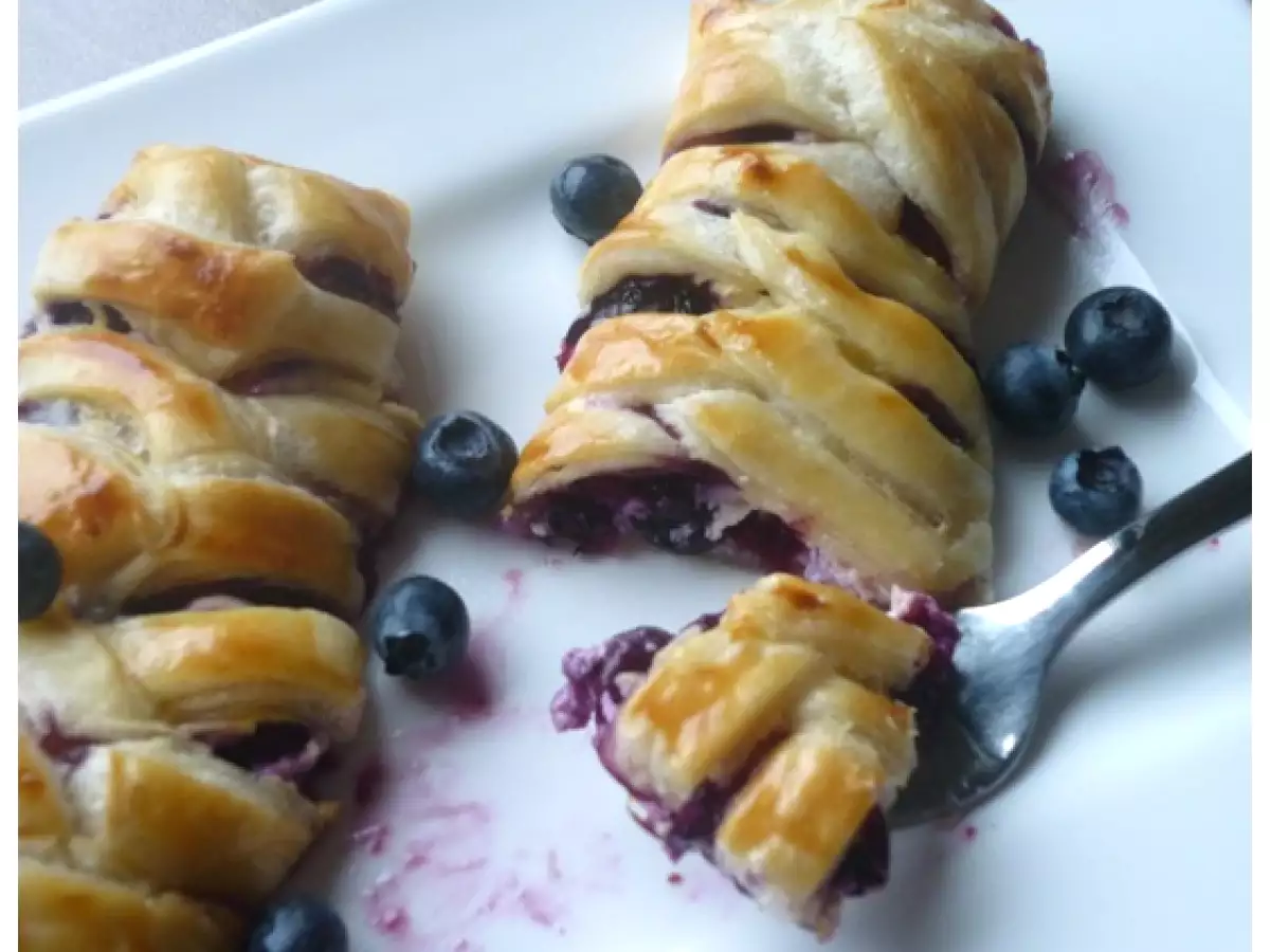 Blätterteigtaschen mit Quark und Blaubeeren