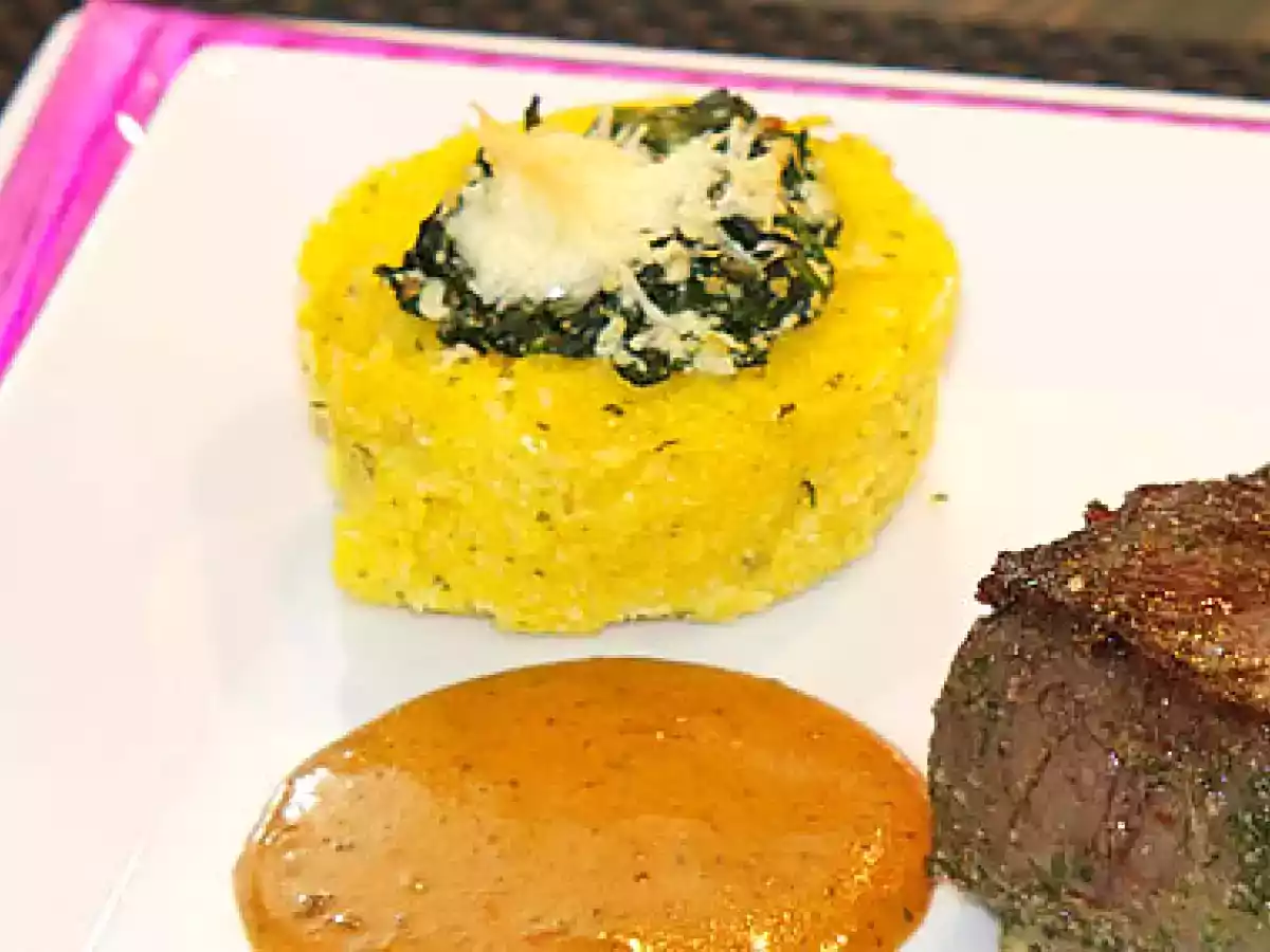 Blattspinat gefüllte Polenta-Nester mit saftigem Rinderfillet