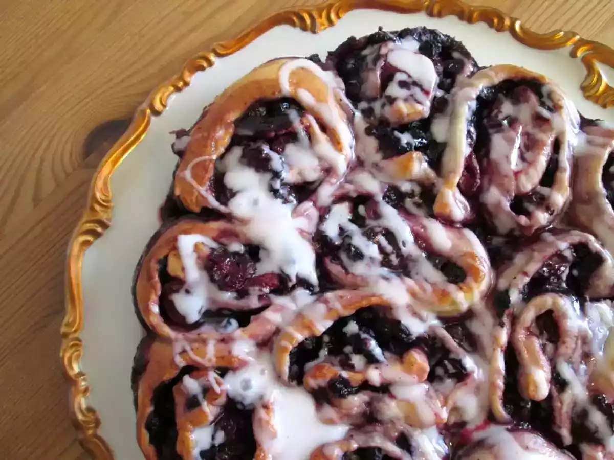 Blaubeer-Kirsch-Strudelkuchen