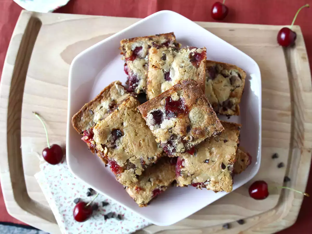 Blondie-Kirschen und Schokolade, der perfekte knusprige Fondant-Kuchen - foto 2