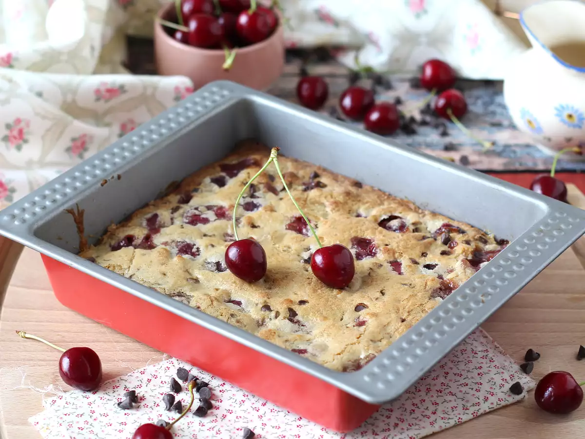 Blondie-Kirschen und Schokolade, der perfekte knusprige Fondant-Kuchen - foto 4