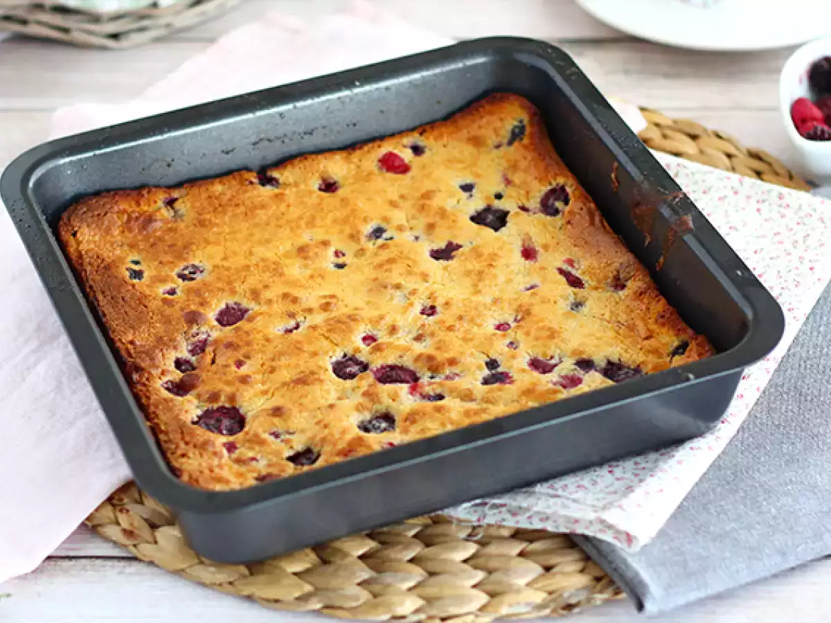 Blondie mit weißer Schokolade und roten Beeren - foto 3