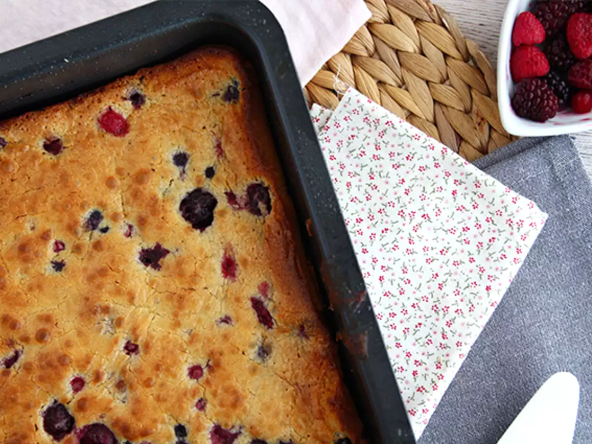 Blondie mit weißer Schokolade und roten Beeren - foto 4