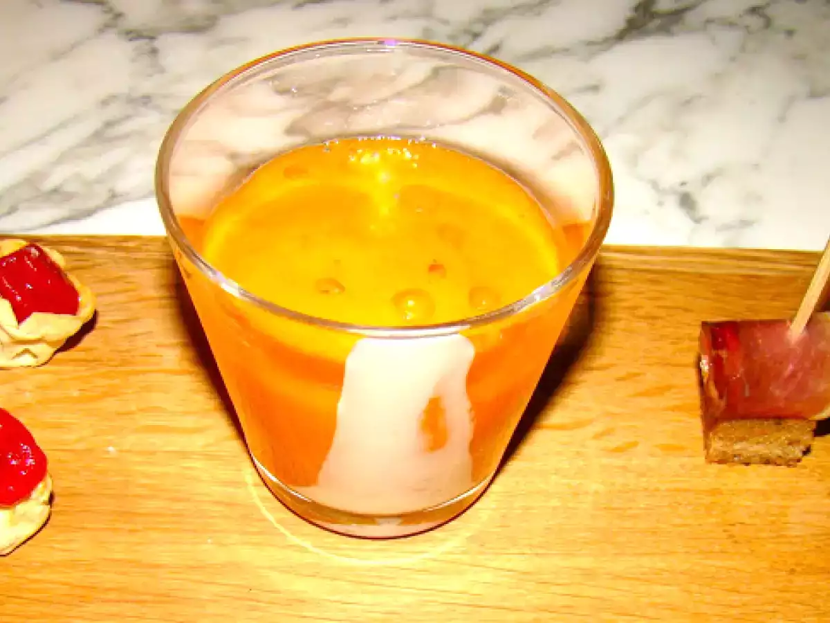 Bloody Mary mit Gin, konfierte Tomaten, Wacholderbutterbrot mit Sonnenschwein