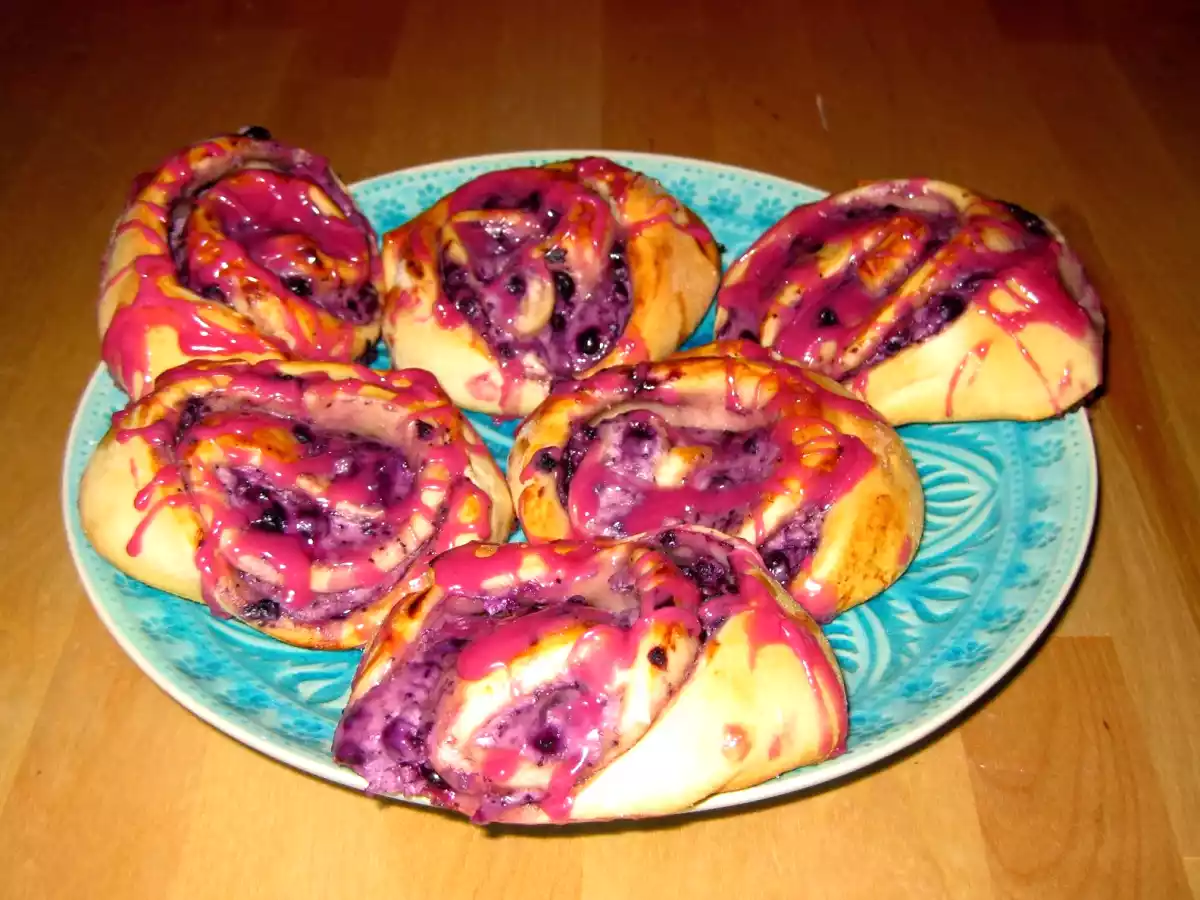 Blueberry Cheesecake Swirls | Blaubeer-Käsekuchen-Schnecken
