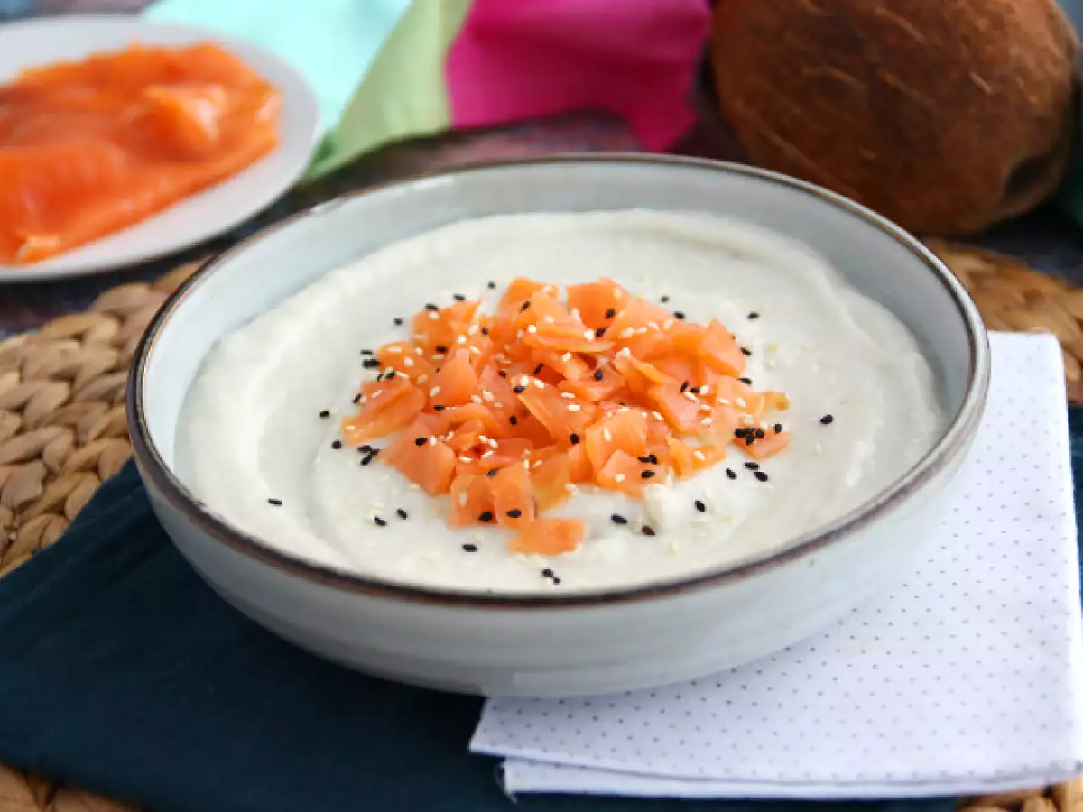 Blumenkohl-Kokos-Cremesuppe mit Räucherlachs