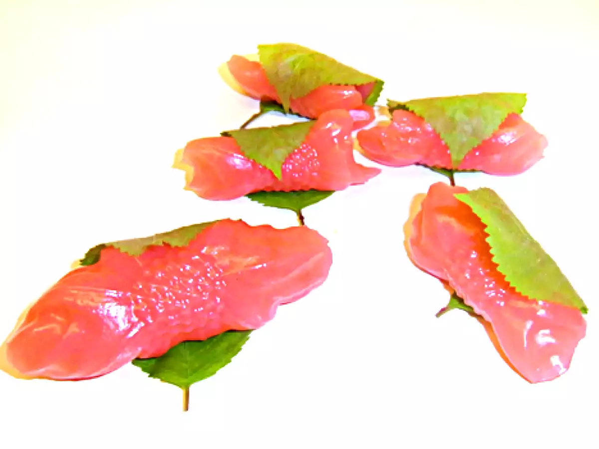 Blüten und anderes aus Kuzu-Zakura-Teig