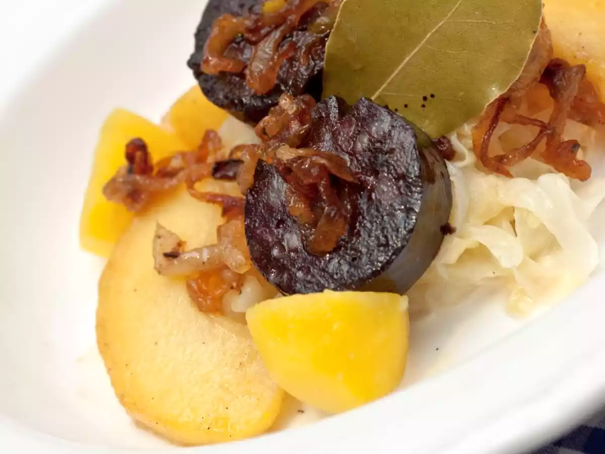 Blutwurst mit Äpfeln auf Spitzkohlgemüse