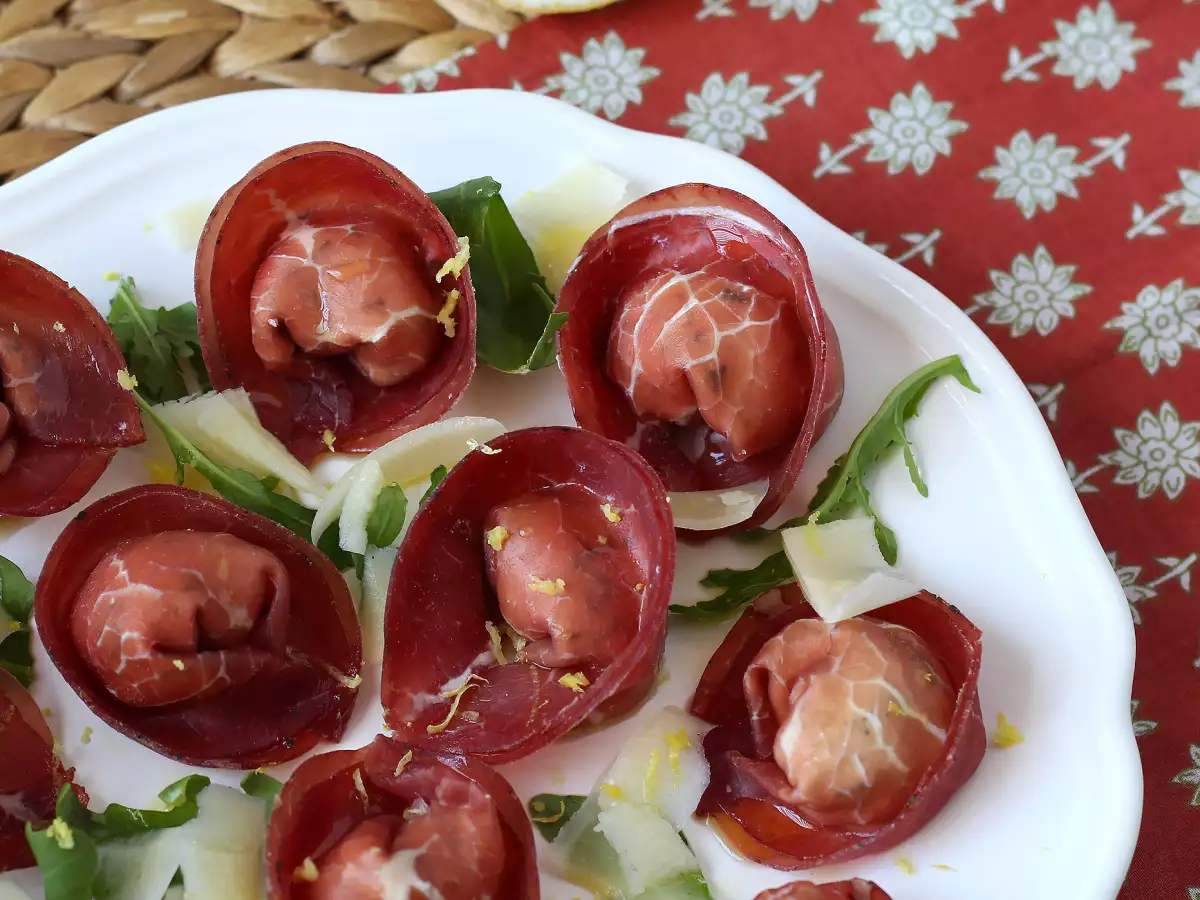 Bresaola-Tortelloni mit Rucola und Ricotta: raffiniert und in 10 Minuten fertig! - foto 5