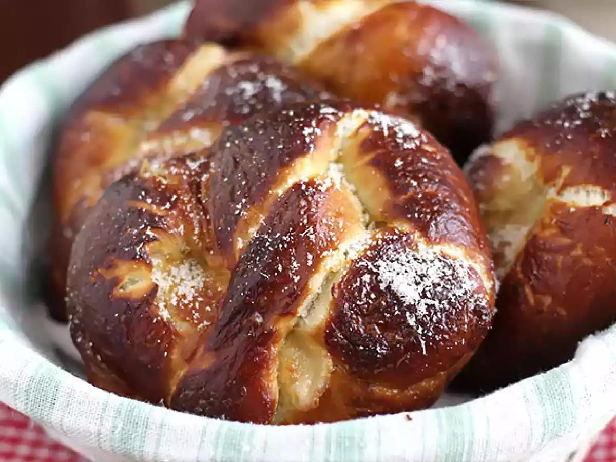 Bretzel mit Mozzarella und Rosmarin - foto 2