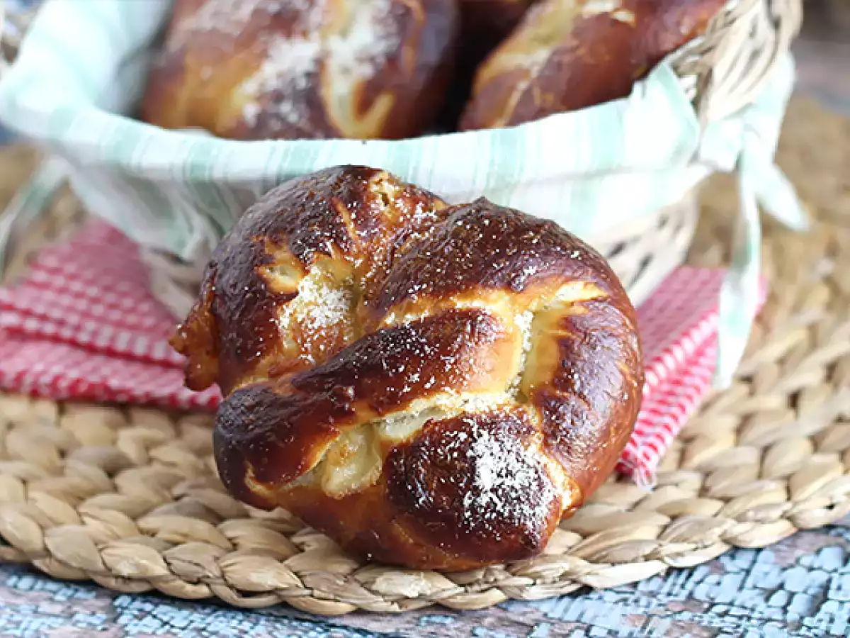 Brezeln mit Mozzarella und Rosmarin