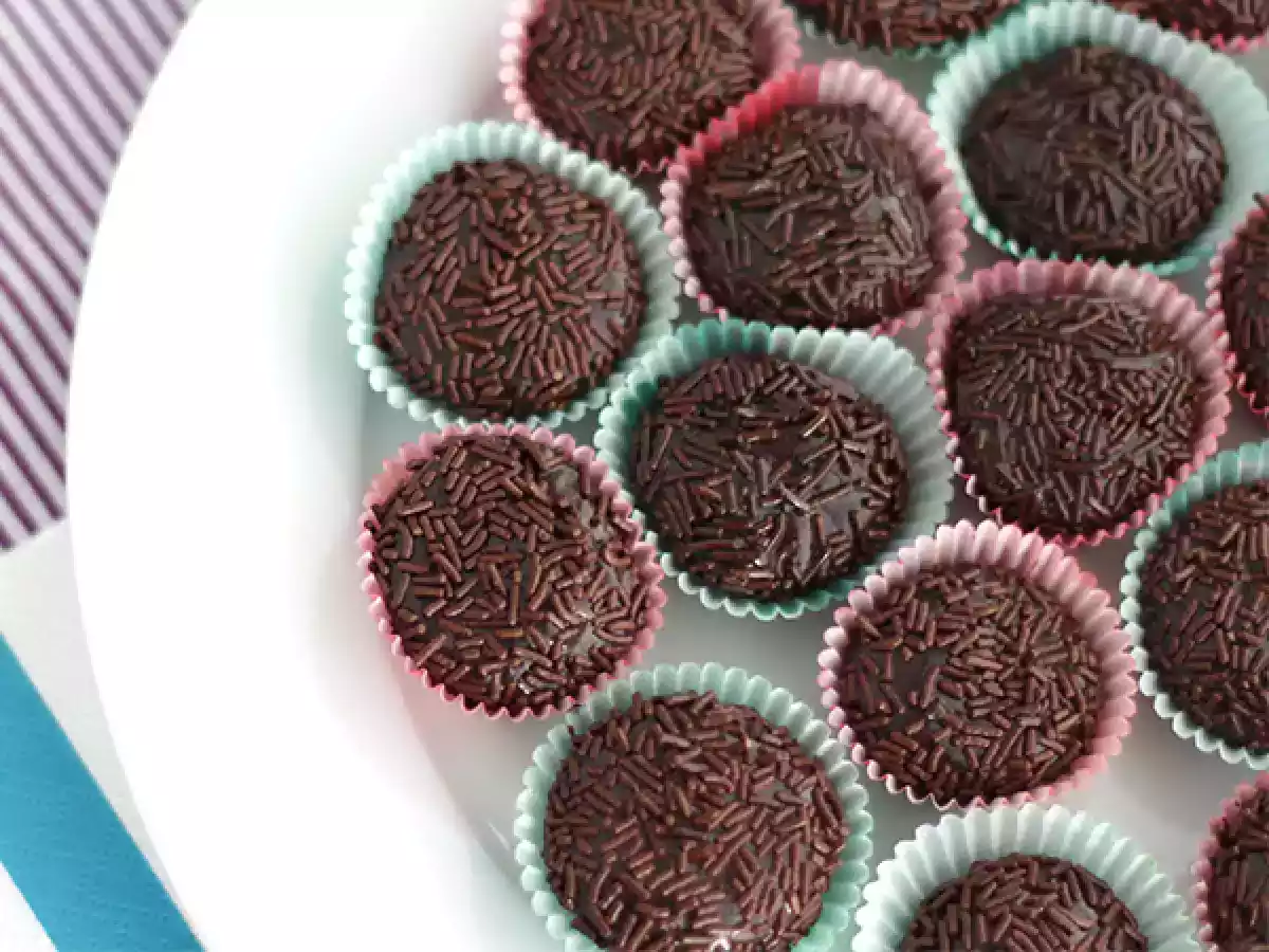 Brigadeiro, kleine brasilianische Süßigkeiten - foto 2