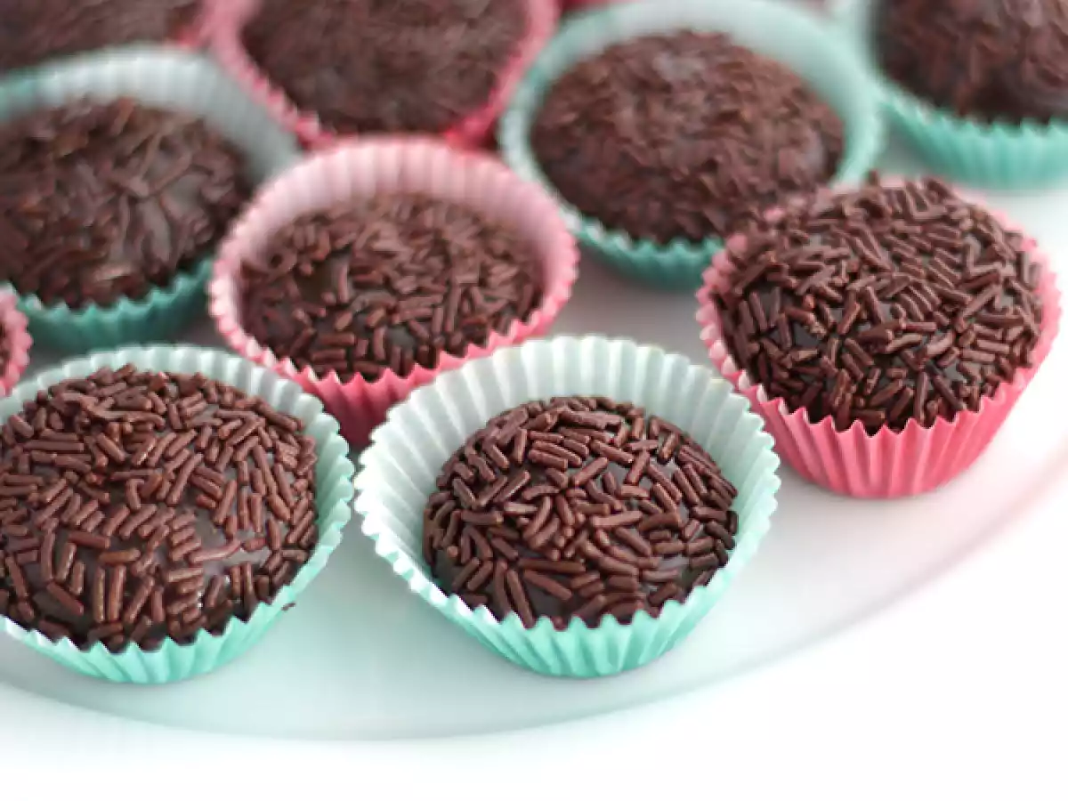 Brigadeiro, kleine brasilianische Süßigkeiten - foto 3