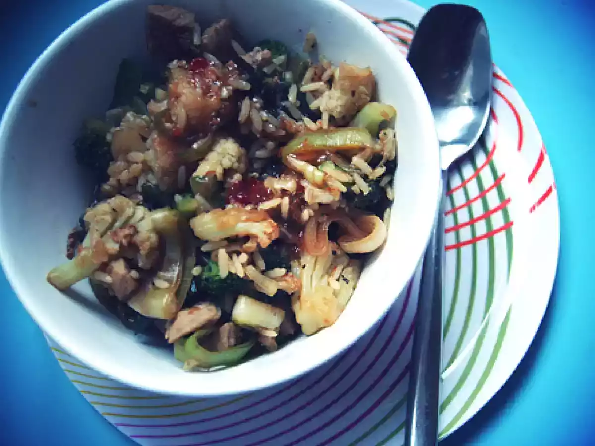 Brokkoli-blumenkohlwok mit schweinefleisch süßsauer