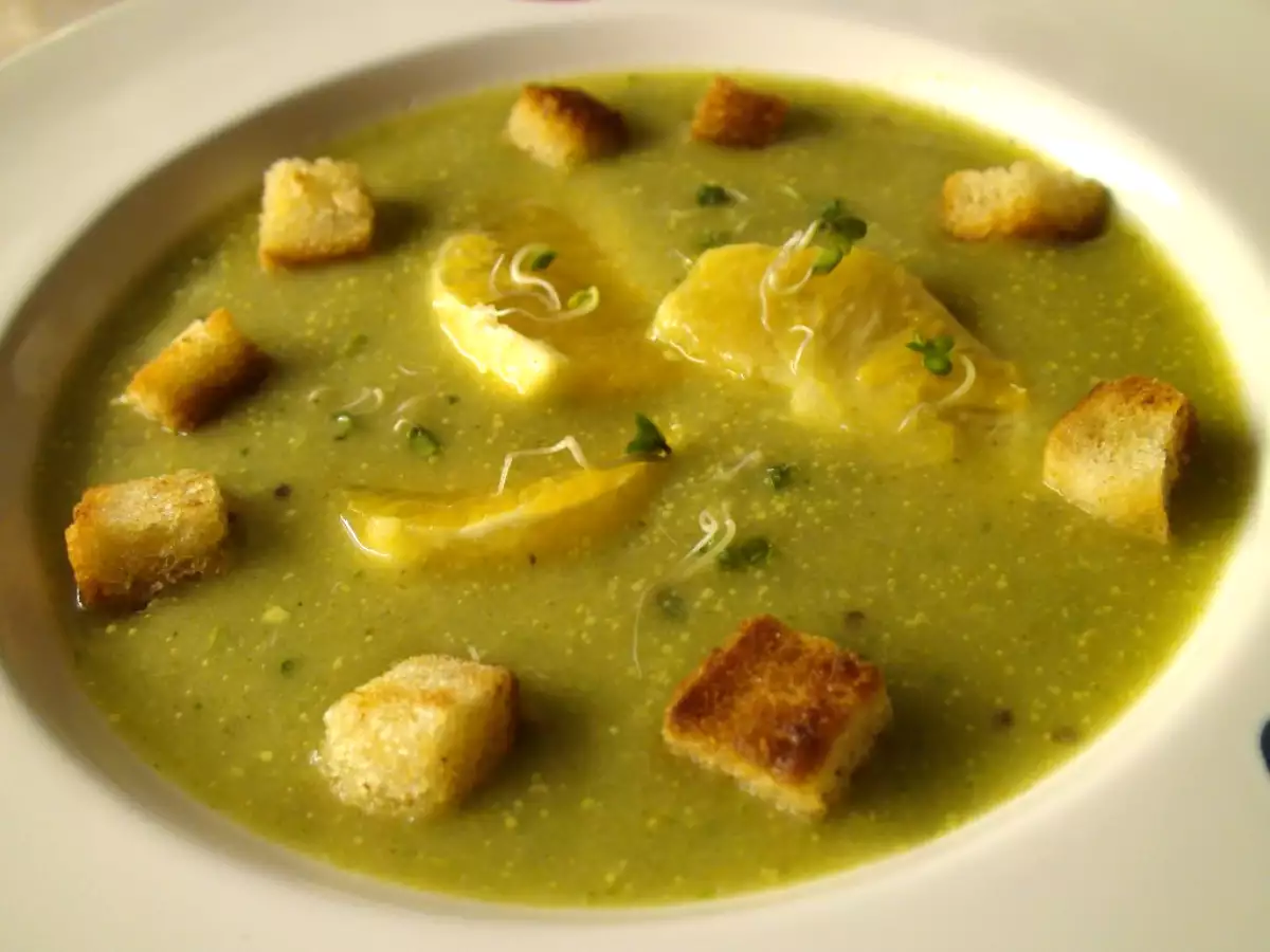 Brokkoli-Orangen-Cremesuppe mit Sprossen, Mandeln und Croutons