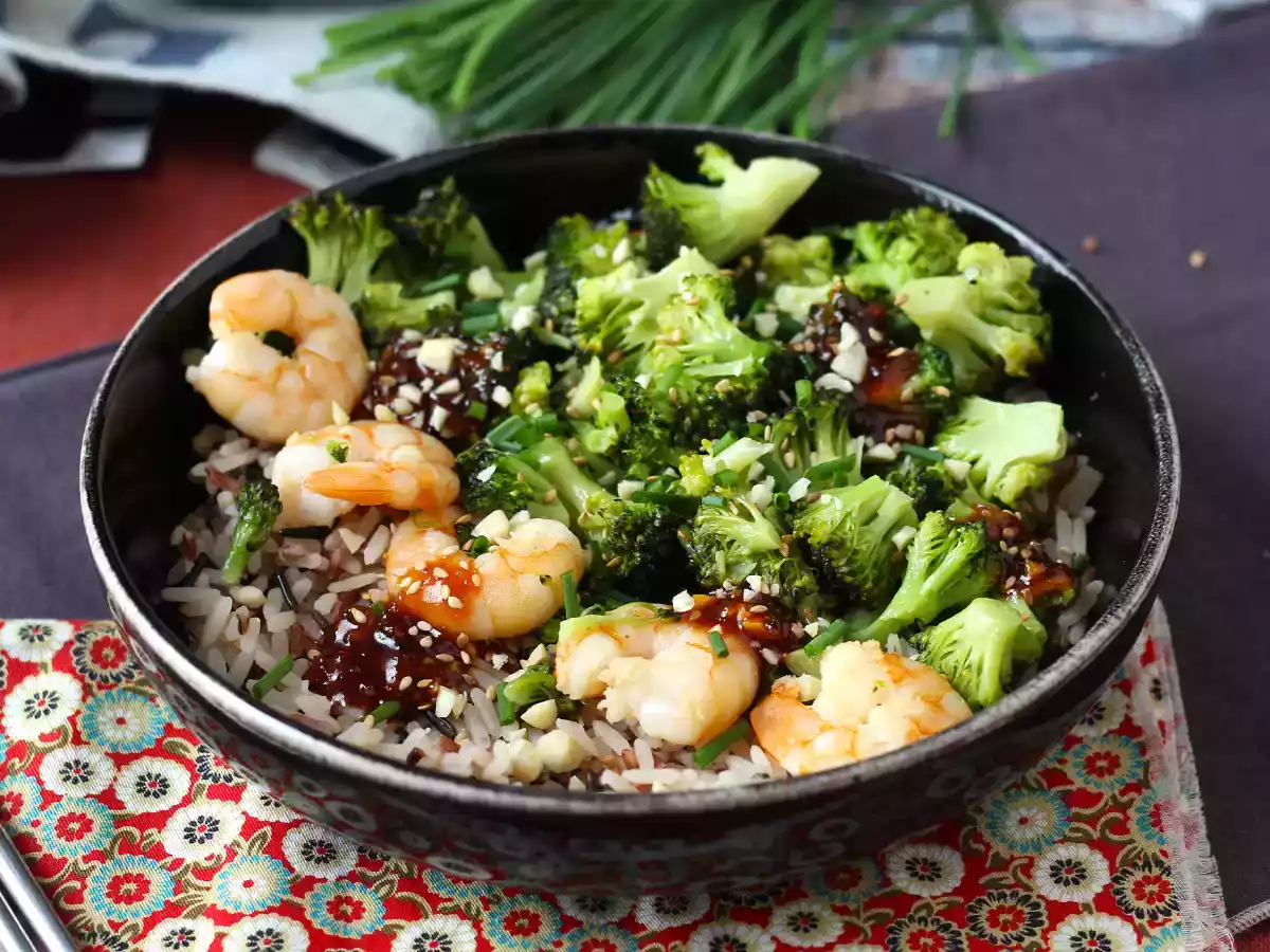 Brokkoli und Garnelen in scharfer koreanischer Sauce - eine einfache, ausgewogene und pikante Mahlzeit - foto 2