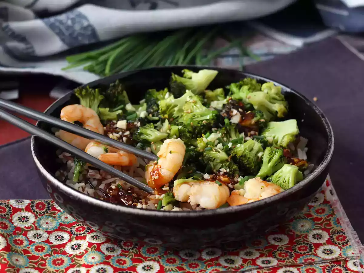 Brokkoli und Garnelen in scharfer koreanischer Sauce - eine einfache, ausgewogene und pikante Mahlzeit - foto 3