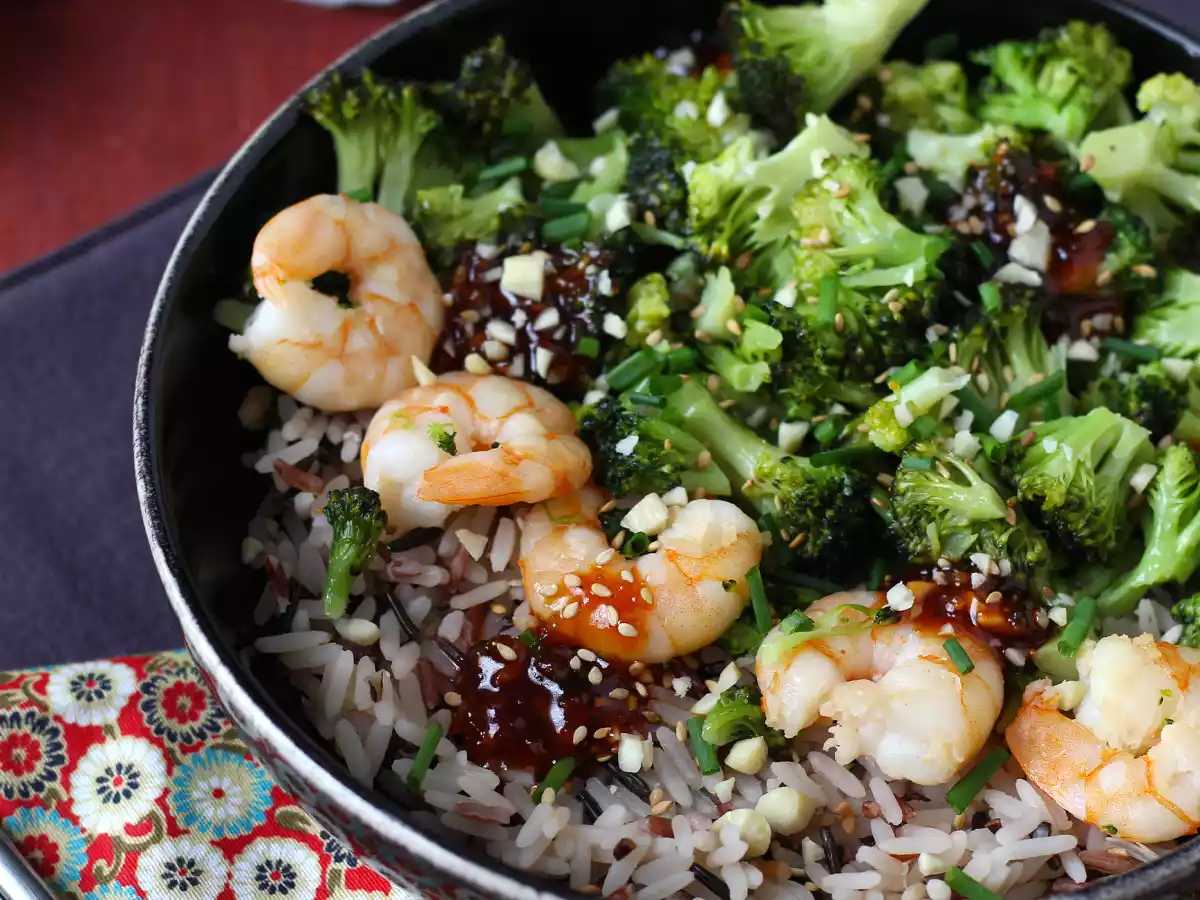 Brokkoli und Garnelen in scharfer koreanischer Sauce - eine einfache, ausgewogene und pikante Mahlzeit - foto 4