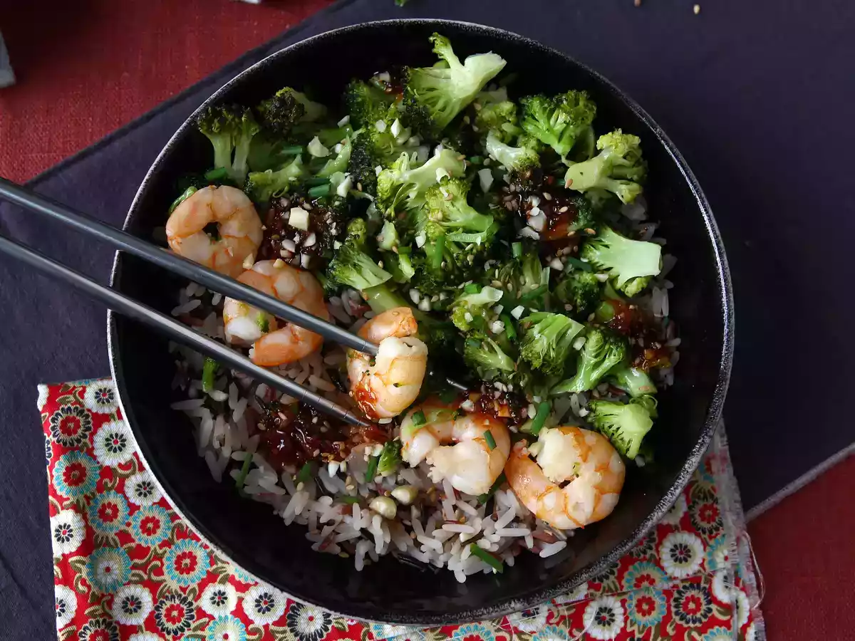 Brokkoli und Garnelen in scharfer koreanischer Sauce - eine einfache, ausgewogene und pikante Mahlzeit - foto 5