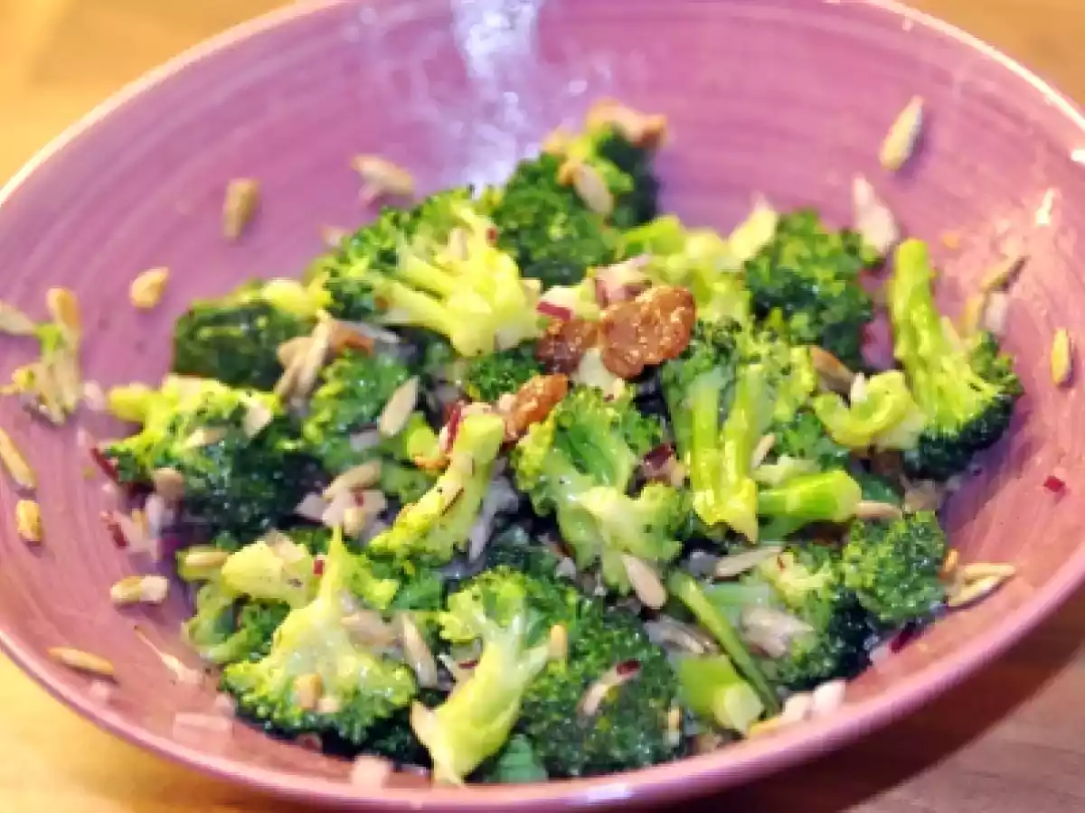 Brokkolisalat mit Rosinen und gerösteten Sonnenblumenkernen