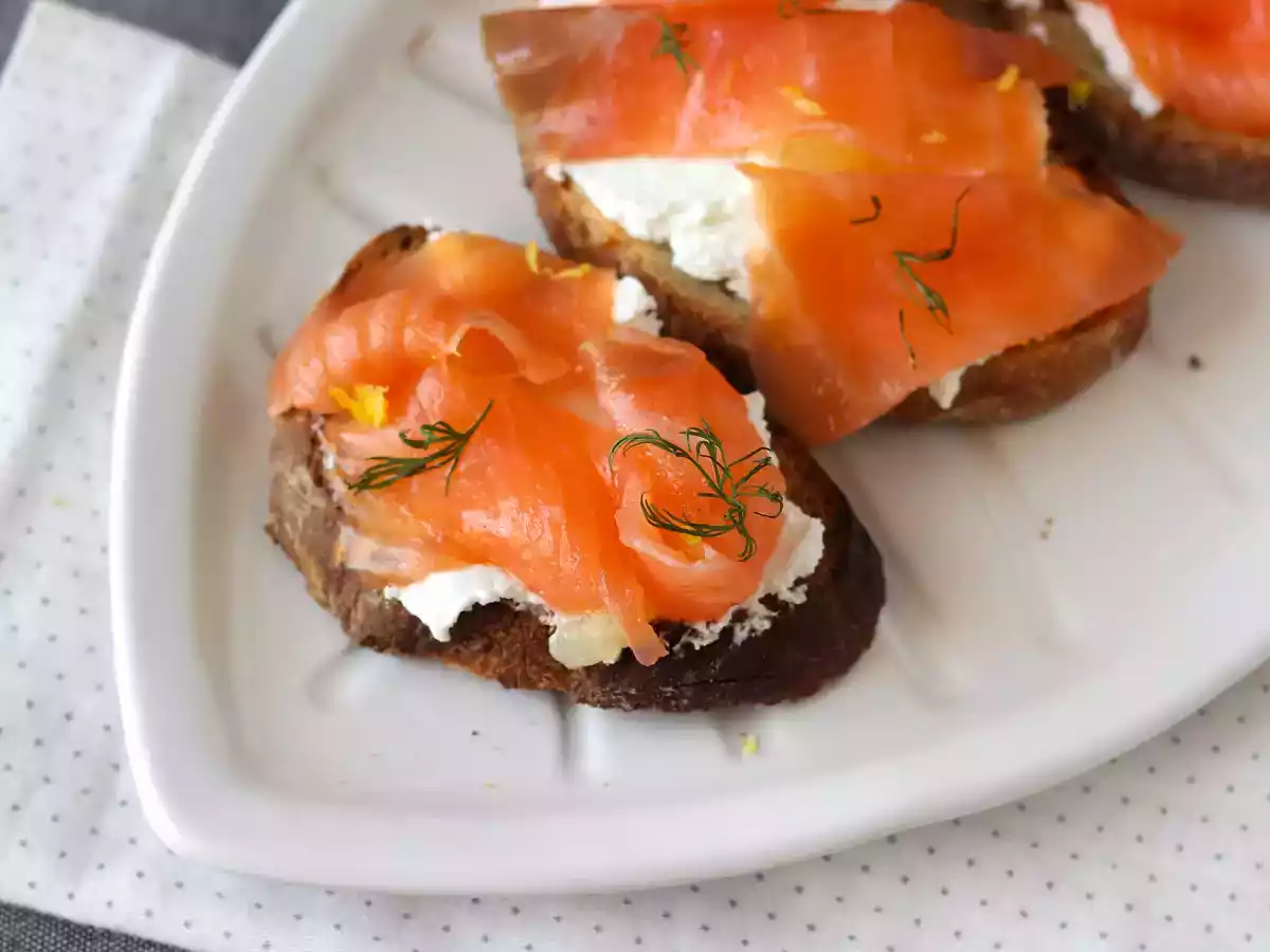 Brot mit frischem Ziegenkäse und geräuchertem Lachs - foto 3