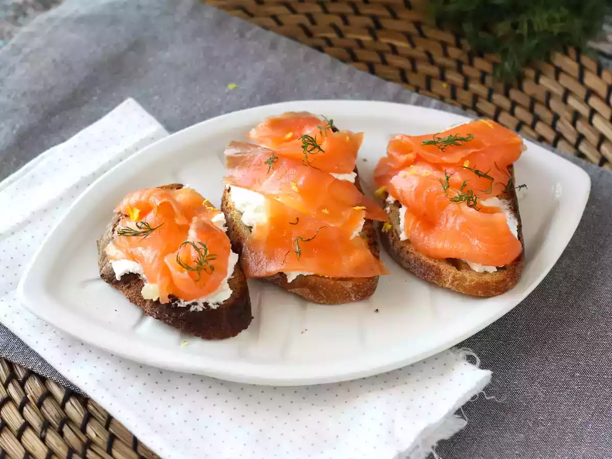 Brot mit frischem Ziegenkäse und geräuchertem Lachs - foto 4