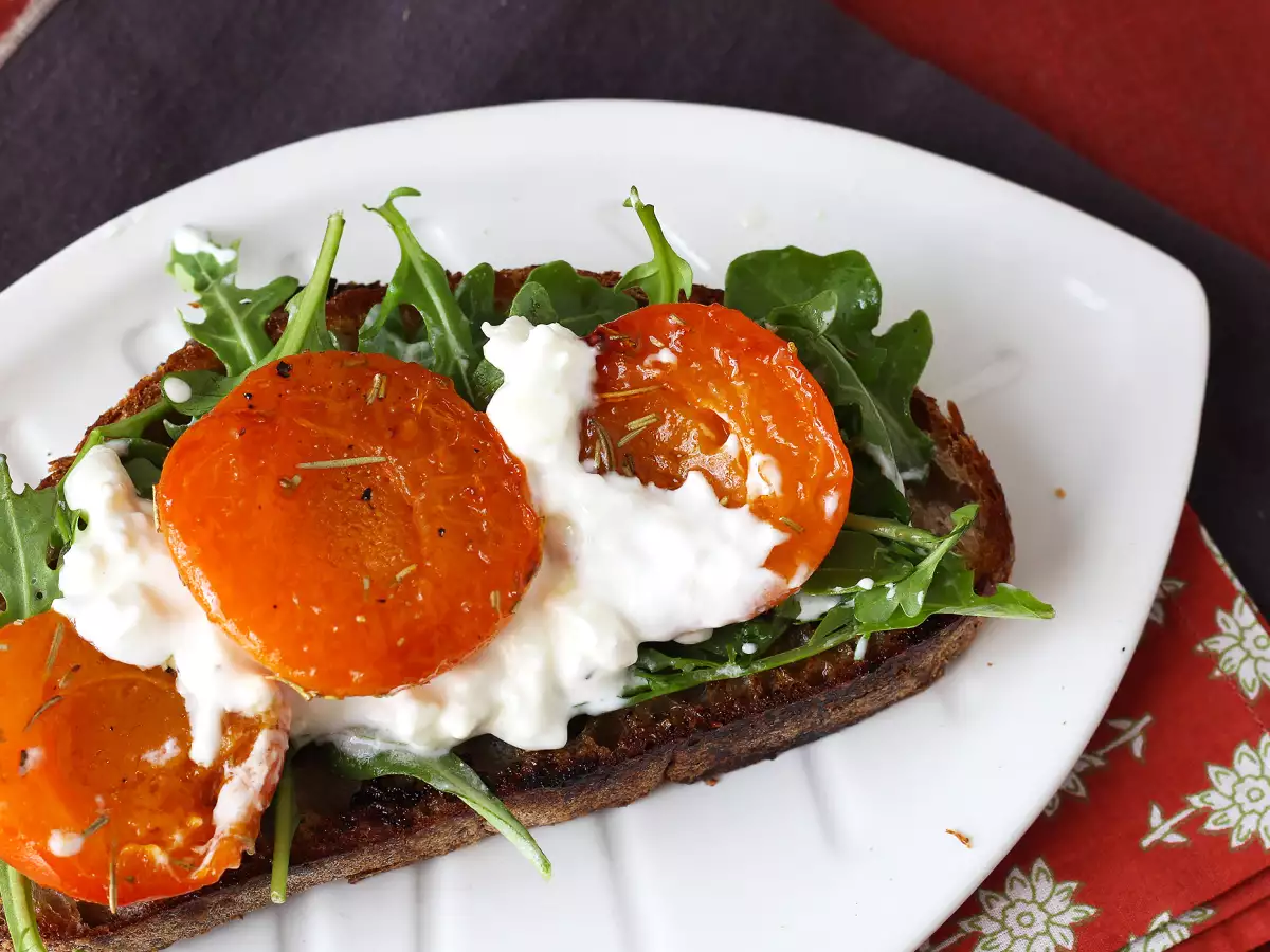 Brot mit gerösteten Aprikosen, Rucola und Burrata