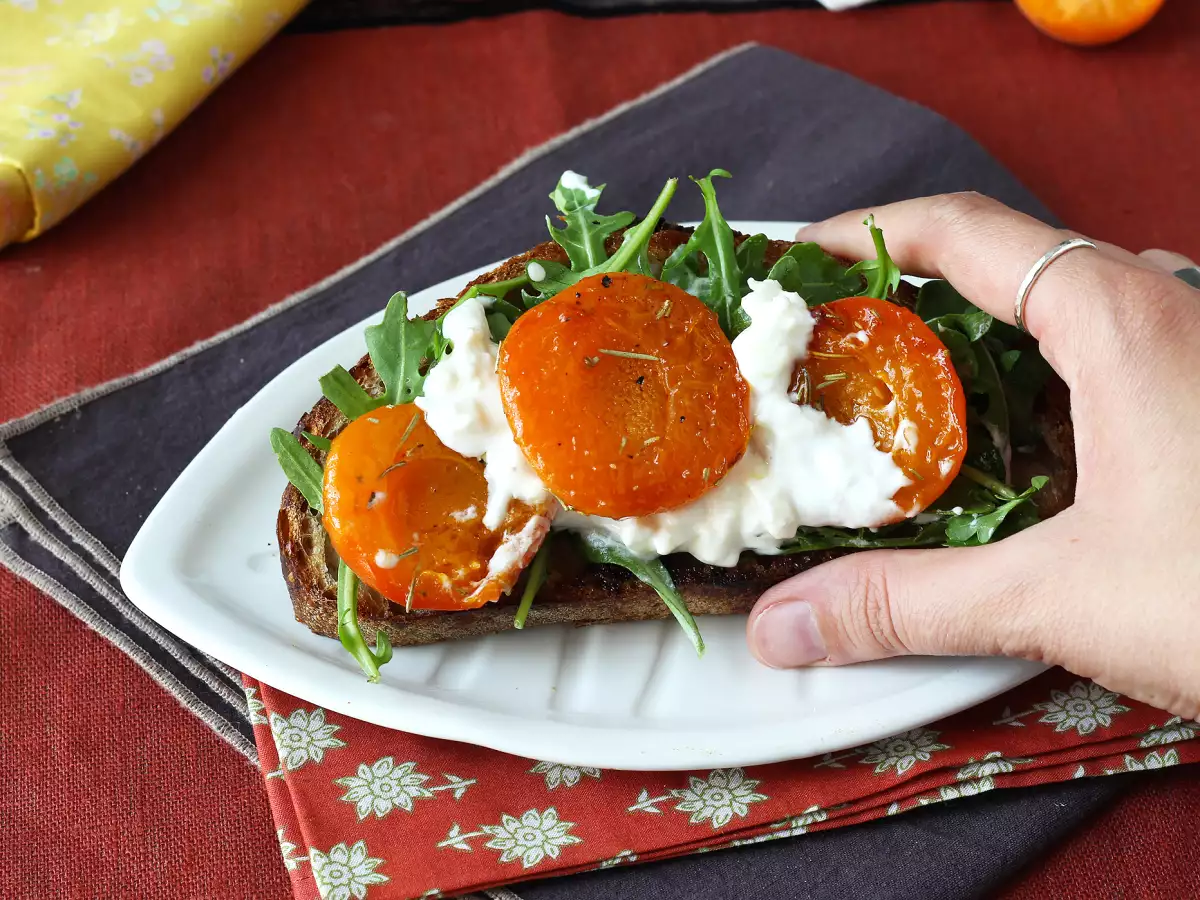 Brot mit gerösteten Aprikosen, Rucola und Burrata - foto 2