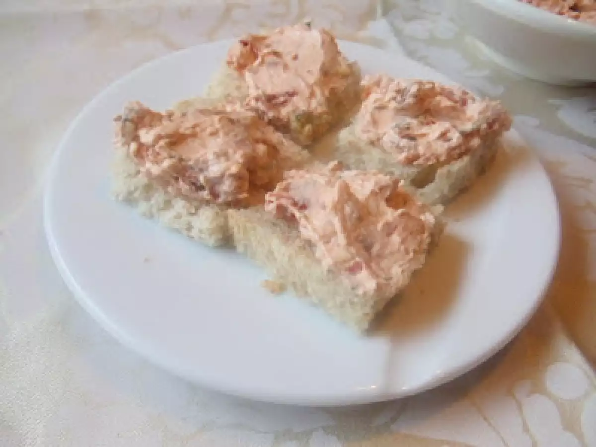 BROTAUFSTRICH MIT HAUSGEMACHTE GETROCKNETE TOMATEN-PESTO