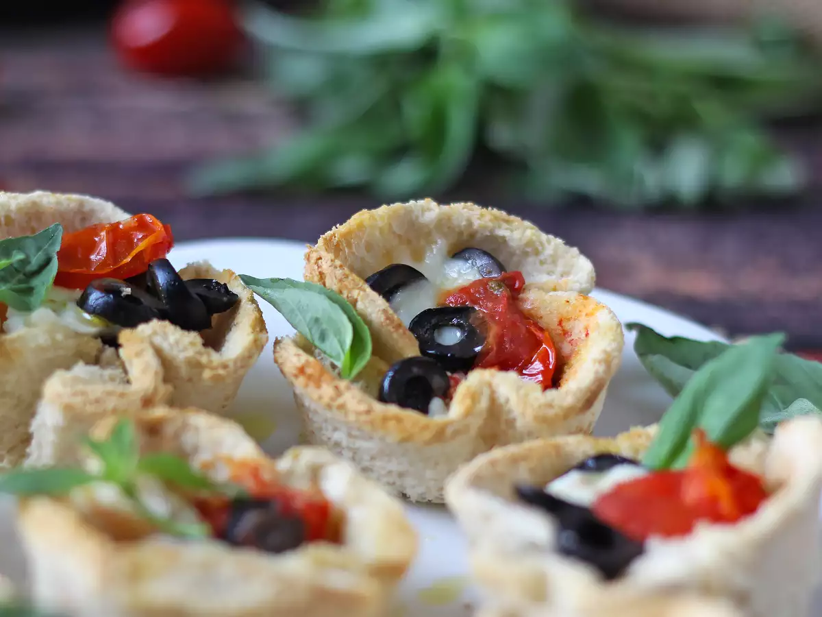 Brotkörbchen mit Mozzarella, Kirschtomaten und schwarzen Oliven - foto 2