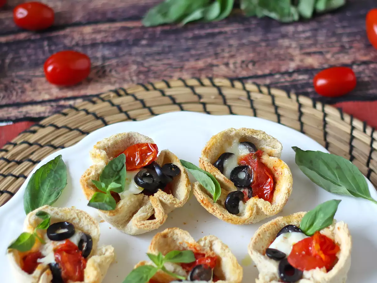 Brotkörbchen mit Mozzarella, Kirschtomaten und schwarzen Oliven - foto 4