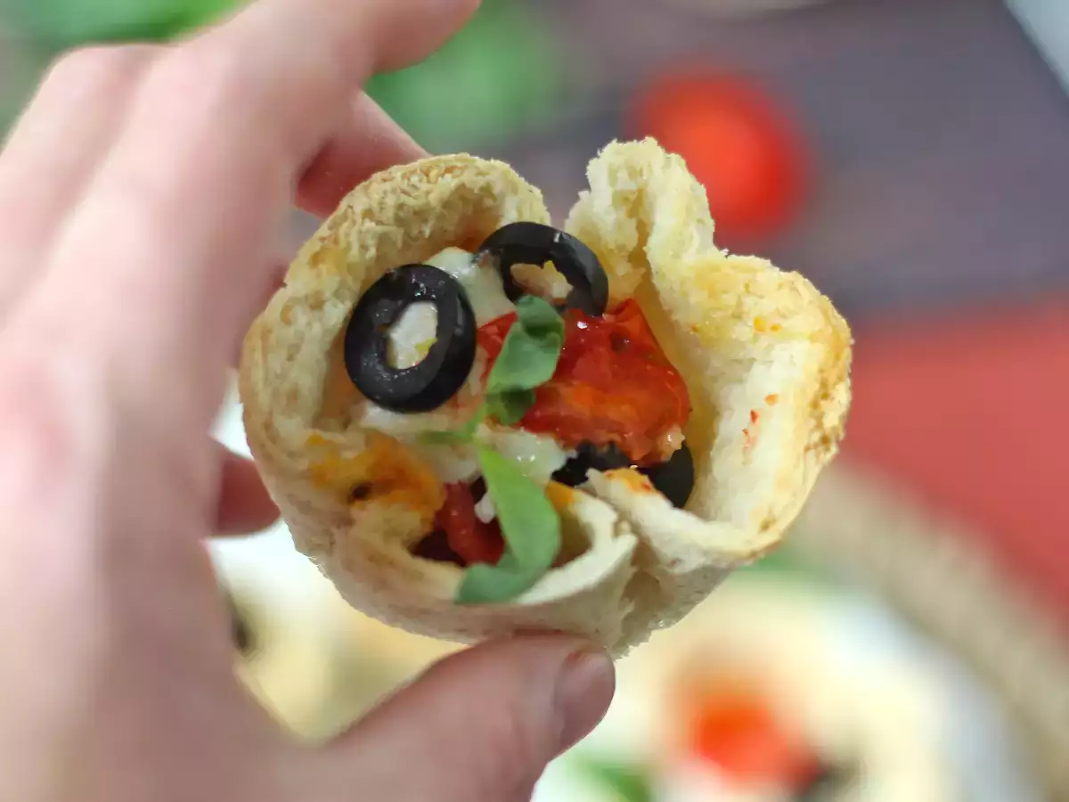 Brotkörbchen mit Mozzarella, Kirschtomaten und schwarzen Oliven - foto 5